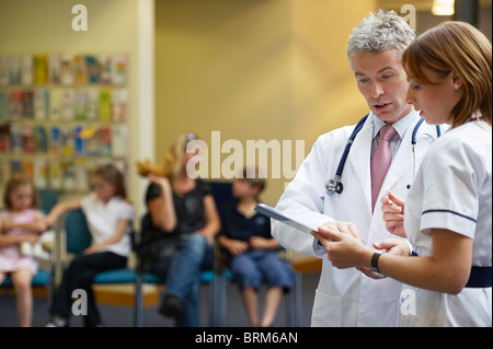 Arzt und Krankenschwester im Wartebereich Stockfoto