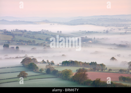 Nebel bedeckte Landschaft in der Dämmerung in der Nähe von Pennorth, Brecon Beacons National Park, Powys, Wales. Frühjahr 2010 (Mai). Stockfoto