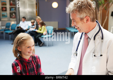 Arzt und Patienten im Wartebereich Stockfoto