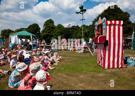 Kinder beobachten einen traditionellen Punch und Judy show, Nutley Fete, Sussex, England Stockfoto