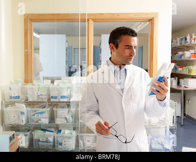 Apotheker Blick auf Paket Stockfoto