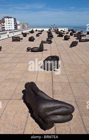 "Kritische Masse" eine Ausstellung des Bildhauers Antony Gormley auf dem Dach des De La Warr Pavilion, Bexhill am Meer, Sussex, Stockfoto