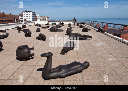 "Kritische Masse" eine Ausstellung des Bildhauers Antony Gormley auf dem Dach des De La Warr Pavilion, Bexhill am Meer, Sussex, Stockfoto