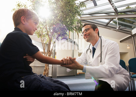 Arzt Gruß junge in der Chirurgie Stockfoto