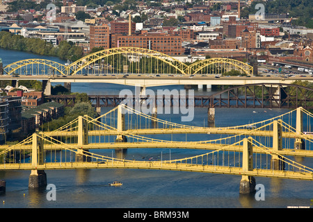 Die drei Schwestern Brücken in Pittsburgh, Pennsylvania überquert Allegheny R. sind Roberto Clemente, Andy Warhol und Rachel Carson. Stockfoto