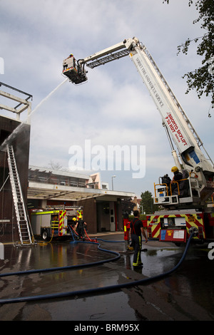 Dorset Fire and Rescue Service Betrieb Bronto Skylift, um Wasser im Gebäude in Westbourne, Bournemouth, Dorset UK im August zu sprengen Stockfoto