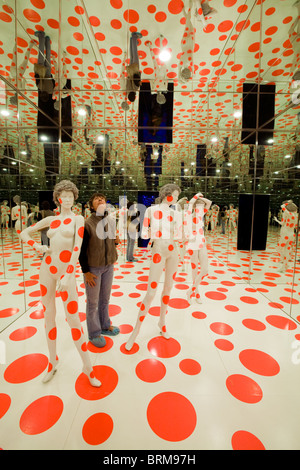 Matratze Werksmuseum, Pittsburgh, Pennsylvania, Installation von Yayoi Kusama genannt "unendlich Punkte gespiegelt Zimmer" Stockfoto