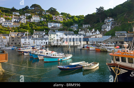 Angelboote/Fischerboote im Hafen von Polperro, Polperro, Cornwall, England. Sommer (Juni) 2010. Stockfoto