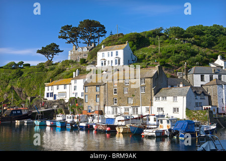 Angelboote/Fischerboote im Hafen von Polperro, Polperro, Cornwall, England. Sommer (Juni) 2010. Stockfoto