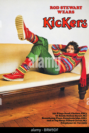 Sänger Rod Stewart in einem Werbespot für Kickers Stiefel in einem Modemagazin circa 1977 Stockfoto