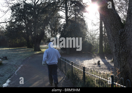 Mann im Park Joggen Stockfoto