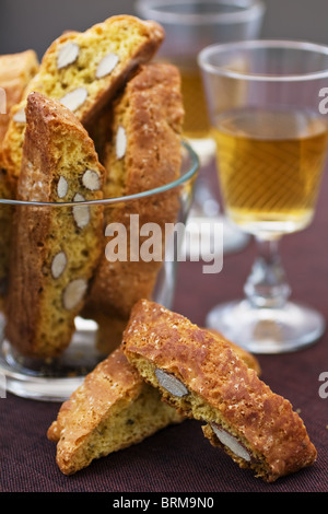 Italienischen Cantucci und zwei Gläser Wein Stockfoto