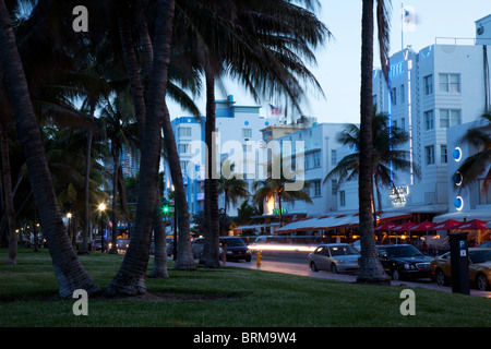 Nacht in der berühmten Art-Deco-Viertel von Ocean Drive in South Beach Miami Florida Vereinigte Staaten Stockfoto