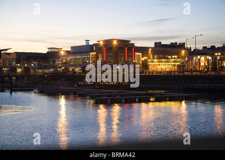 Glamorgan South Wales Blick über sanierten Uferpromenade der lebhaften Cardiff Bay bei Sonnenuntergang Stockfoto