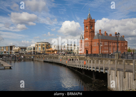 Cardiff Bay Glamorgan South Wales View sanierten Uferpromenade mit den ehemaligen Bute Dock Company rote Backsteinbau prominente Stockfoto