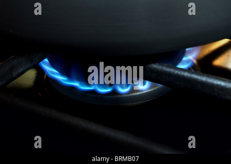 Gasbrenner-Flamme in einem Topf auf einem Küchenherd Stockfoto