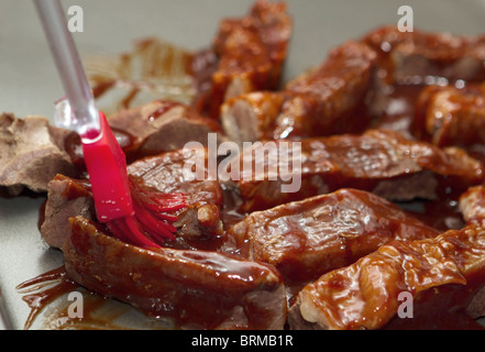 Anwendung Barbecue-Sauce, ungrilled Tafelspitz spare-ribs Stockfoto