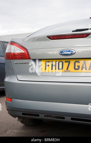 Nahaufnahme von hinten von einem Ford Mondeo Familienauto. Stockfoto