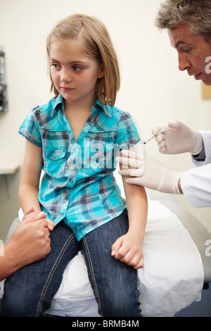 Arzt, die Standortwahl auf Schreibtisch in der Chirurgie Stockfoto