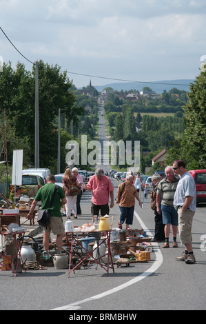 Flohmarkt in einem Dorf in der Nähe von Orange, Vaucluse, Frankreich Stockfoto