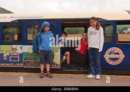 Kinder auf Ravenglass und Eskdale schmale Bahn (La'al Ratty) in Cumbria, England, Großbritannien, Uk Stockfoto