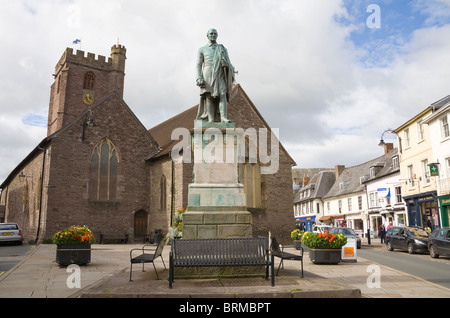 Brecon Powys Wales UK Herzog von Wellington Statue vor Str. Marys Kirche im Zentrum der alten Marktstadt Stockfoto