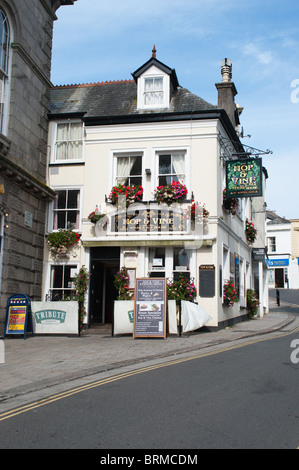 Der Markt Stadt von St Austell, Cornwall, zeigt das Hop and Vine Public House. Stockfoto