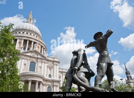 Denkmal für Londons Feuerwehrleute im zweiten Weltkrieg an St. Pauls Kathedrale, England. Stockfoto