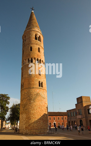 Zylindrische Glockenturm (Campanile) der romanischen Kathedrale von St. Stephan (Duomo), Caorle, Venetien, Italien Stockfoto