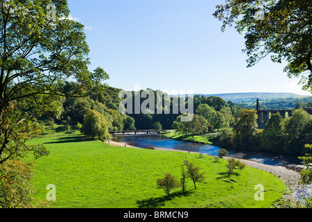 Bolton Priorat mit Flusses Wharfe im Vordergrund, Bolton Abbey, Wharfedale, Yorkshire Dales, North Yorkshire, England, UK Stockfoto