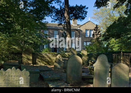 Die Bronte Parsonage Museum aus dem Kirchhof, Haworth, West Yorkshire, England, UK Stockfoto