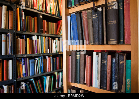 Gebrauchte Bücher in den Regalen im Buchladen mit weniger im Vordergrund Wales UK Stockfoto