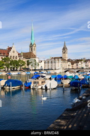 Blick über die Limmat in Zürich Fraumünster Abbey und St. Peters Church. Stockfoto