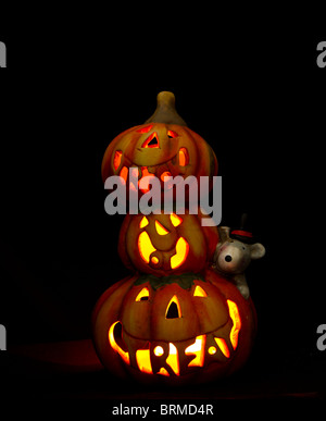 Stapel von Halloween Kürbisse ornament leuchtet im Inneren durch Tee Licht und spiegeln die Phrase Trick oder Festlichkeit mit einer süßen kleinen Maus Stockfoto