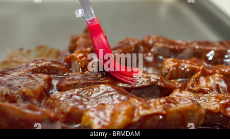 Anwendung Barbecue-Sauce, ungrilled Tafelspitz spare-ribs Stockfoto