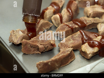 Anwendung Barbecue-Sauce, ungrilled Tafelspitz spare-ribs Stockfoto