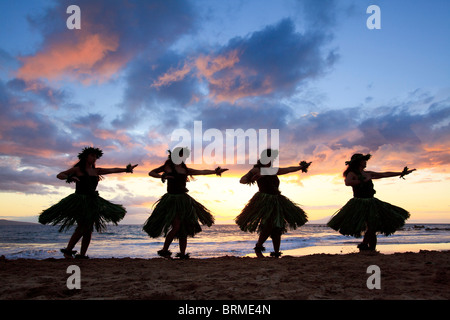 Silhouette des Hula-Tänzer bei Sonnenuntergang am Palauea Beach, Maui, Hawaii. Stockfoto