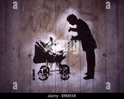 Unsichtbare Baby in einem Kinderwagen zeigt ein Megaphon auf seines Vaters, Graffito auf einer Betonwand in Bergen, Norwegen Stockfoto