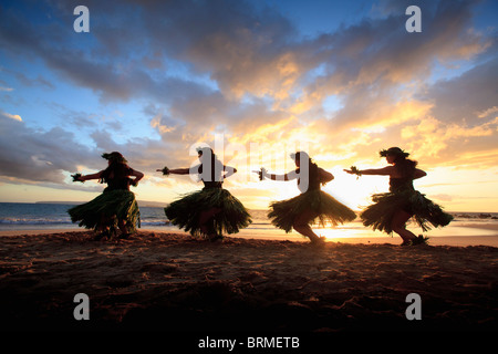 Silhouette des Hula-Tänzer bei Sonnenuntergang am Palauea Beach, Maui, Hawaii. Stockfoto