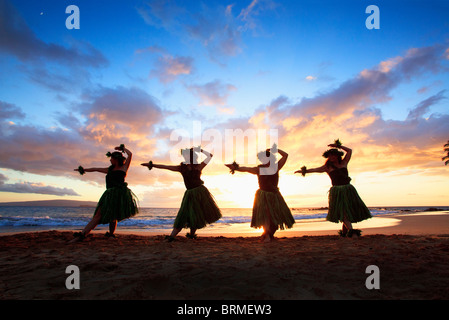 Silhouette des Hula-Tänzer bei Sonnenuntergang am Palauea Beach, Maui, Hawaii. Stockfoto