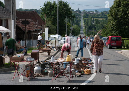 Flohmarkt in einem Dorf in der Nähe von Orange, Vaucluse, Frankreich Stockfoto