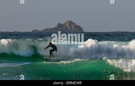 Ein Surfer auf einer Welle an Sennen in Cornwall. VEREINIGTES KÖNIGREICH. Stockfoto
