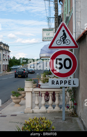 50kph Geschwindigkeitsbegrenzung Erinnerung anmelden französisches Dorf mit zusätzliche Warnung zu achten ist für Radfahrer Stockfoto