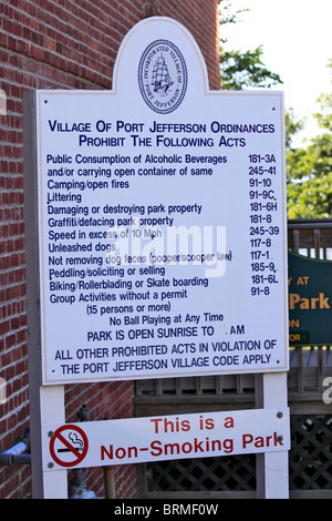 Schild am Park-Eingang-Auflistung verboten Aktivitäten, Port Jefferson, Long Island NY Stockfoto