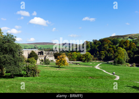 Bolton Priory und den Dales Weg Weg, Bolton Abbey, Wharfedale, Yorkshire Dales, North Yorkshire, England, UK Stockfoto