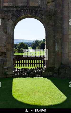 Blick durchs Fenster in den Ruinen von Bolton Priory, Bolton Abbey, Wharfedale, Yorkshire Dales, North Yorkshire, England, UK Stockfoto