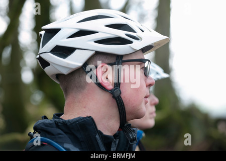 Paar mit Bike-Helme in Landschaft Stockfoto