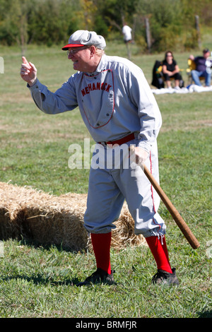 Mann in Vintage Baseball Uniform gekleidet rezitiert Casey in der Fledermaus Stockfoto
