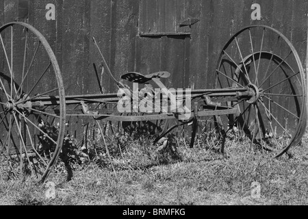 Eine alte Traktor gegen eine Scheune in schwarz / weiß Stockfoto