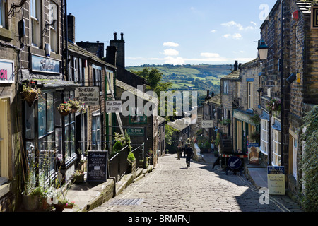 Der Hauptstraße in das Dorf von Haworth, West Yorkshire, England, UK Stockfoto